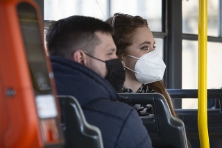 Cestujúci s respirátormi v pražskej MHD.
