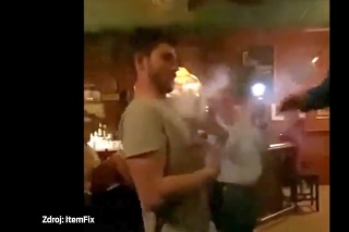 Muž v bare bol upozornený na to, aby v interiéri nefajčil: Zakročiť musel vystupujúci