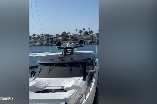 Utekal pred zákonom a narobil poriadne škody: Zlodej jachty počas úteku nabúral do lodí v prístave Newport Beach