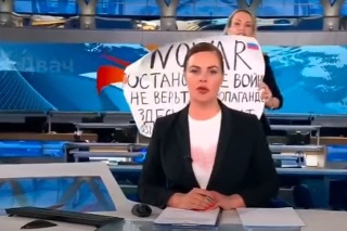 Un employé de la télévision a montré une affiche anti-guerre en direct.