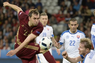 Na snímke ruský futbalista Arťom Dziuba (vľavo). 