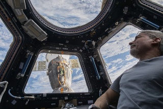 Na tejto fotografii poskytnutej NASA americký astronaut a letový inžinier Expedície 66 Mark Vande Hei hľadí na Zem pod kopulou, oknom Medzinárodnej vesmírnej stanice do sveta 4. februára 2022. Sojuz MS-19 posádková loď je pripojená k modulu Rassvet v pozadí.