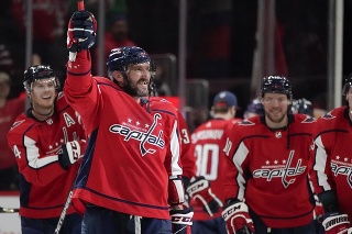 Na snímke vľavo ruský útočník Capitals Alexander Ovečkin oslavuje po zápase hokejovej NHL.
