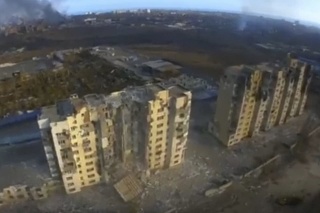 Na leteckom videozábere ukrajinského pluku Azov sú zničené výškové budovy v prístavnom meste Mariupol.