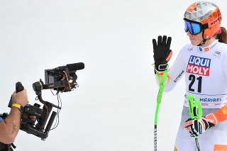 Slovenka Petra Vlhová máva do kamery v cieli  štvrtkového finále super-G Svetového pohára alpských lyžiarok vo francúzskom stredisku Courchevel/Meribe.