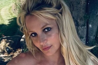 Britney má
 zatiaľ pevne
v rukách aspoň
svoje prsia.