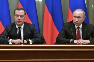 Dmitrij Medvedev (vľavo) a ruský prezident Vladimir Putin 