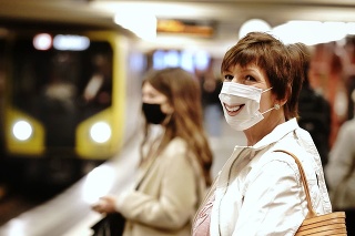 Cestujúci s ochrannými rúškami v metre.