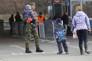 Reakcia dieťatka pobavila i samotných vojakov. 
