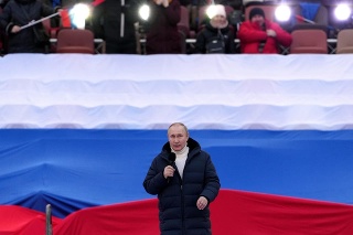 Ruský prezident Vladimir Putin  počas prejavu na koncerte, ktorý sa konal pri príležitosti ôsmeho výročia vyhlásenia Krymskej republiky a mesta Sevastopoľ za subjekty Ruskej federácie v Moskve v piatok 18. marca 2022. 