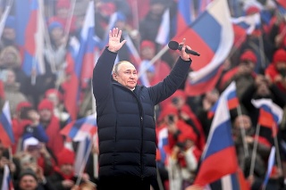 Ruský prezident Vladimir Putin počas prejavu na koncerte, ktorý sa konal pri príležitosti ôsmeho výročia vyhlásenia Krymskej republiky a mesta Sevastopoľ za subjekty Ruskej federácie v Moskve v piatok 18. marca 2022.