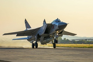 Na archívnej fotografii zverejnenej tlačovou službou ruského ministerstva obrany ruská stíhačka MiG-31 s raketou Kinžal štartuje z leteckej základne Hemeimeem v Sýrii 25. júna 2021.