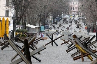 2022 - Odesa: Bariéru používali na obranu pred nacistami v Rusku, teraz ju používajú na obranu pred Rusmi na Ukrajine.