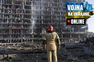 Hasiči hasia požiar v obchodnom centre po ruskom bomardovaní v Kyjeve.