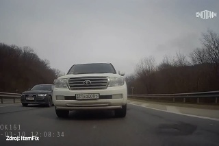 Zábery z niekoľkých áut: Nákladné vozidlo značky Kamaz zapríčinilo v ruskom Novorossijsku masovú nehodu