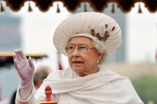 Kráľovná Alžbeta II. počas oslavnej plavby Temžou.