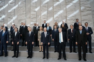 Na snímke hore tretia sprava slovenská prezidentka Zuzana Čaputová pózuje spolu s vedúcimi predstaviteľmi členských štátov Severoatlantickej aliancie pre spoločnú fotografiu pred summitom NATO.