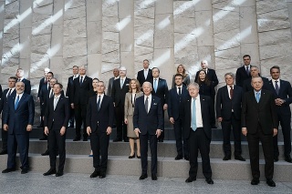 Na snímke hore tretia sprava slovenská prezidentka Zuzana Čaputová pózuje spolu s vedúcimi predstaviteľmi členských štátov Severoatlantickej aliancie pre spoločnú fotografiu pred summitom NATO.