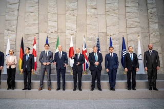 Na snímke zľava generálny tajomník NATO Jens Stoltenberg, predsedníčka Európskej komisie Ursula von der Leyenová, japonský premiér Fumio Kišida, kanadský premiér Justin Trudeau, americký prezident Joe Biden, nemecký kancelár Olaf Scholz, britský premiér Boris Johnson, francúzsky prezident Emmanuel Macron, taliansky premiér Mario Draghi a predseda Európskej rady Charles Michel pózujú na fotografii lídrov G7 počas summitu NATO.