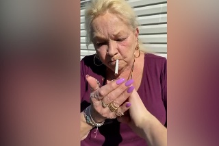 Vtipný pokus o zapálenie cigarety starej mame: Neuveríte, čo vyskočilo zo zapaľovača