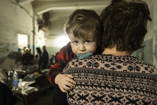 Žena s dieťaťom v úkryte v Mariupole.