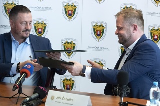 Vpravo prezident FS Jiří Žežulka a vľavo generálny riaditeľ PPA Jozef Kiss počas podpisu Memoranda o spoločnej spolupráci