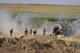 Izraelská delostrelecká jednotka strieľa proti cieľom v pásme Gazy na izraelskej hranici.