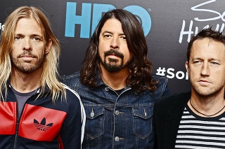 Foo Fighters: Taylor Hawkins (vľavo) bol v kapele 25 rokov.