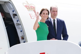 Kate a William pri odchode z Jamajky.