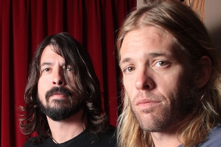 Dave Grohl (vľavo) po kapele Nirvana založil v roku 1994 Foo Fighters, Taylor Hawkins sa k nemu pridal o tri roky neskôr.