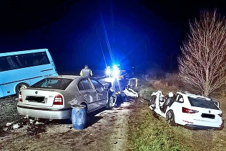 K búračke dvoch áut a autobusu došlo v piatok večer za Prievidzou.