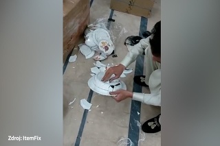 Pakistanskí colníci chytili podozrivého cestujúceho: Snažil sa prepašovať drogy v tanieroch