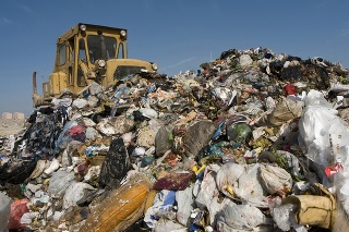 Väčšina odpadu je uložená na miestach, kde to nie je povolené (ilustračné foto).