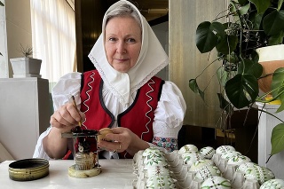 Zdobiť kraslice sa Svidníčanka Mária Kravcová naučila od svojej tety v rodnej obci Vyšný Orlík.