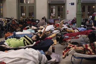 Ukrajinskí utečenci na železničnej stanici na hraniciach s Poľskom 9. marca 2022.