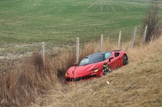 Ferrari po zrážke odhodilo do priekopy 