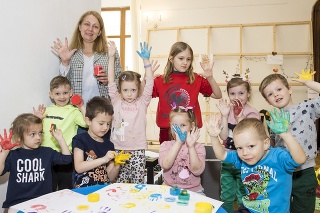 Irina (49) sa počas dňa stará o deti utečencov.