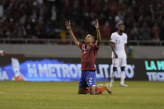 Carlos Martinez z Kostariky oslavuje po víťazstve nad USA a postupe do baráže. 