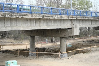 Pre kritický stav je od stredy 30. marca 2022 od 14.00 h uzavretý most ponad rieku Váh do Hlohovca. Nedostanú sa cez neho vodiči osobnej ani nákladnej prepravy, chodci ani cyklisti. 