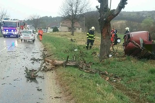 Osobné motorové vozidlo zo zatiaľ nezistených príčin zišlo z vozovky, pričom narazilo do blízkeho stromu.