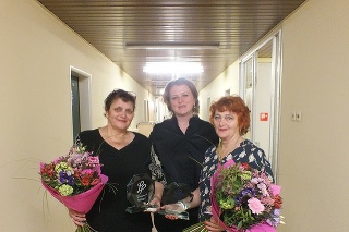 Anna (vľavo) spolu s Margitou (vpravo) získali od riaditeľky úseku ošetrovateľstva Aleny Kellnerovej špeciálne plakety