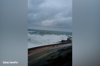 Pri španielskom pobreží sa zlomila mohutná vlna: Zaliala cestu a pokropila aj fascinovaných ľudí