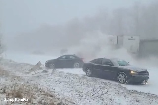 To je hrôza! V Pennsylvánii sa počas snehovej búrky zrazilo viac než 50 áut