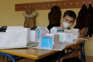 Rôzny typy modelov sebestačných domov pomohli vytroviť aj študenti (zľava) Mária (18), Bibiána (19) a Dávid (18).