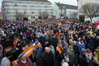 Ľudia sa zhromaždili pred predvolebným vystúpením maďarského premiéra a lídra strany Fidesz Viktora Orbána v maďarskom meste Székesfehérvár v piatok 1. apríla 2022. 