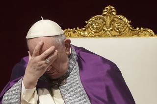 Pápež František sa modlí za mier na Ukrajine.