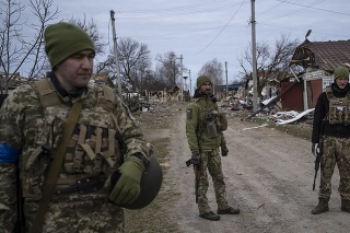 Ukrajinskí vojaci stoja neďaleko frontovej línie v Brovary - na predmestí Kyjeva.