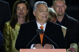 Maďarský premiér Viktor Orbán máva počas volebnej noci po parlamentných voľbách