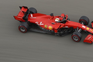Sebastian Vettel mal počas kvalifikácie nehodu, keď nezvládol zákrutu, dostal hodiny a rozbil svoje ferrari o bariéru.