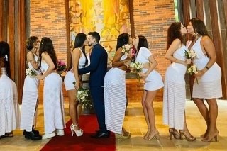 Arturo počas svadby s 9 ženami. Uprostred je prvá manželka Luana Kazaki.